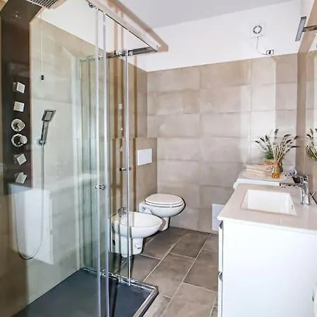 Casa Ariel, In Piazza A Colico, Apartment Colico