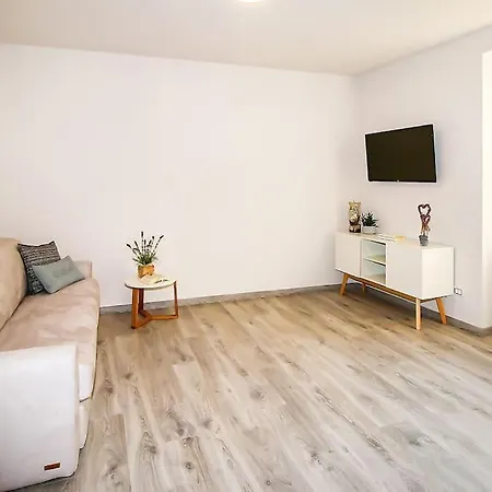 Casa Ariel, In Piazza A Colico, *