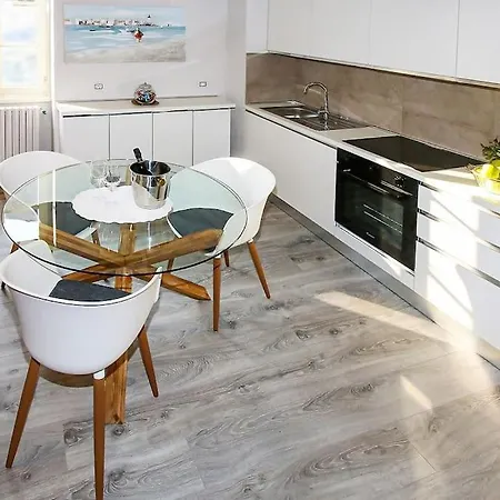 Casa Ariel, In Piazza A Colico, Appartamento